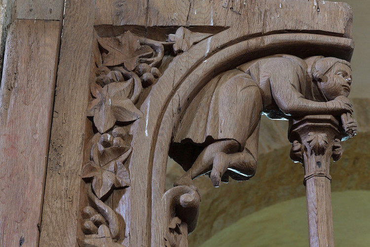 Bard-le-Régulier, Saint-Jean-l’Évangéliste, dais de stalles, XIVe s. (© Pierre Boucaud)