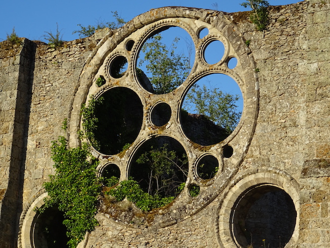 Les Vaux-de-Cernay, façade occidentale de l’abbatiale, fin XIIe s. (© N. Deflou-Leca)