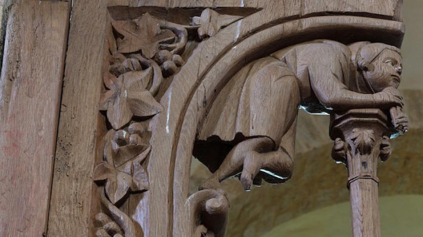 Bard-le-Régulier, Saint-Jean-l’Évangéliste, dais de stalles, XIVe s. (© Pierre Boucaud)