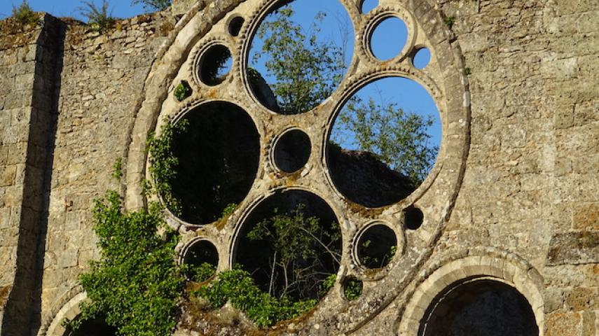 Les Vaux-de-Cernay, façade occidentale de l’abbatiale, fin XIIe s. (© N. Deflou-Leca)