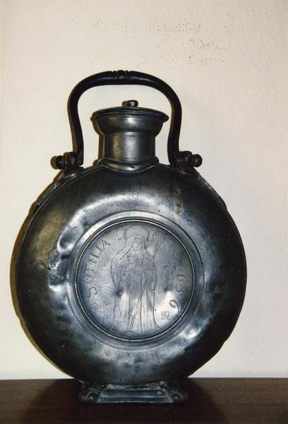 Gourde_de_pelerinage_avec_sainte_Odile__Ottrott