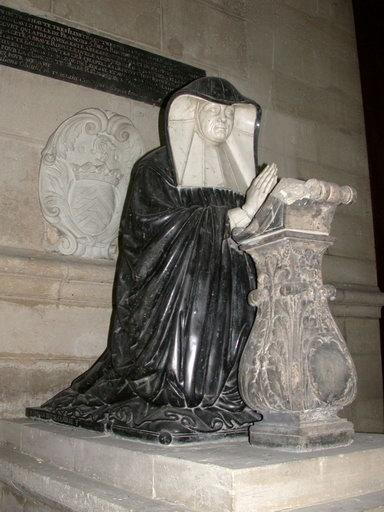 Louise_de_Lorraine_a_bbesse_de_Soissons__statue